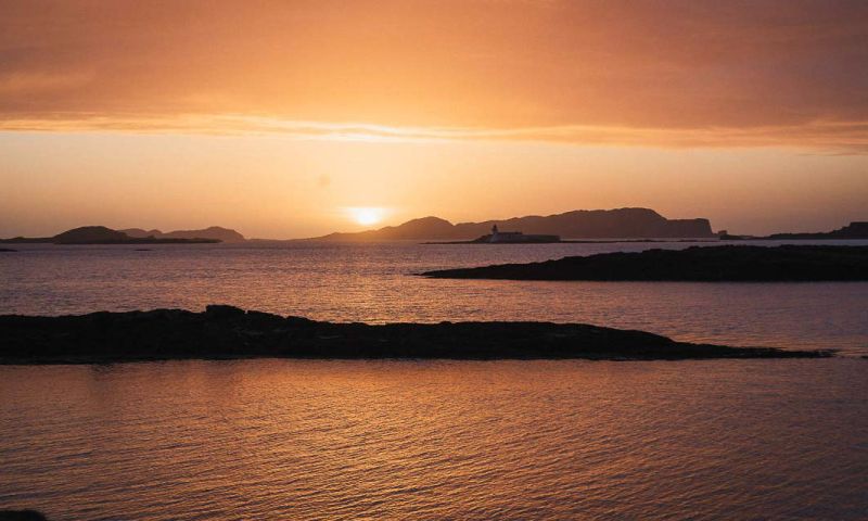THE ULTIMATE FOUR NIGHT ISLAND CASTAWAY FOR 8 PEOPLE