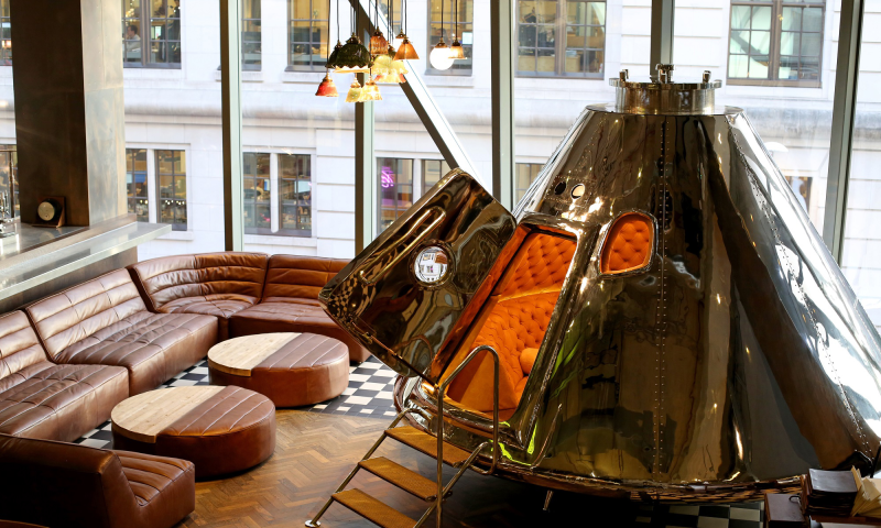 Cocktail Masterclass and Private Dining in Gordon Ramsay’s “Space Shuttle” for 6 people