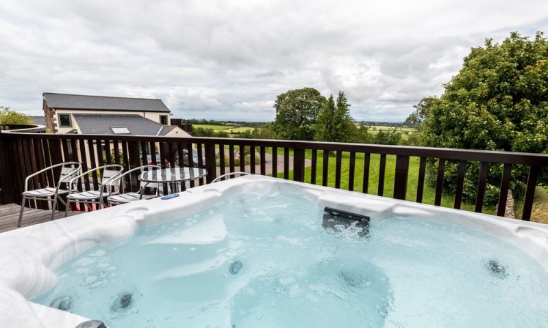 3 NIGHT IDYLLIC LAKE DISTRICT & HOT TUB GETAWAY FOR 4 PEOPLE