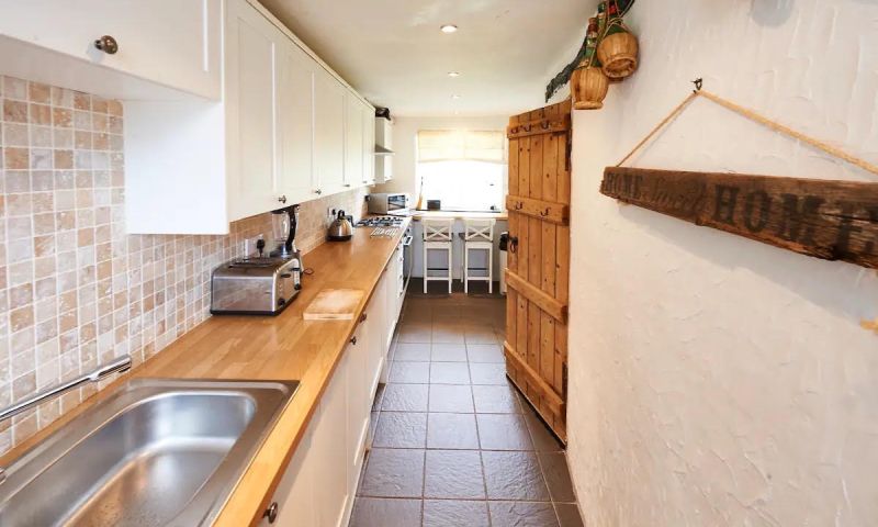 3 NIGHT IDYLLIC LAKE DISTRICT & HOT TUB GETAWAY FOR 4 PEOPLE