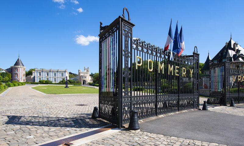 PRIVATE PLANE TO POMMERY CHAMPAGNE HOUSE FOR 8 PEOPLE
