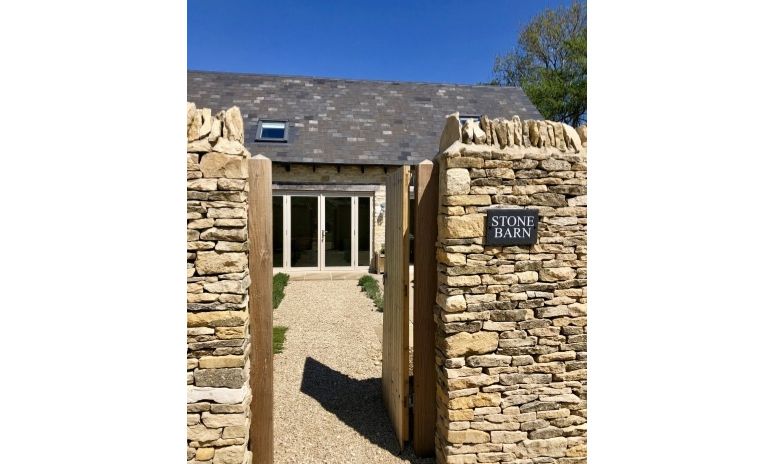 An Authentic Farm Stay In The Cotswolds For 8 People With Private Pamper Session