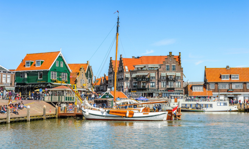 Beleef een klassieke Volendamse dag vol cultuur, smaak en muziek
