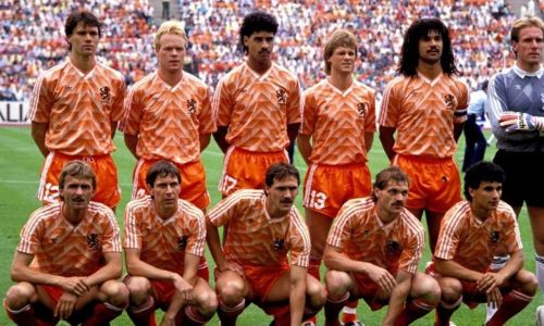 Gesigneerd Arnold Mühren '88 shirt