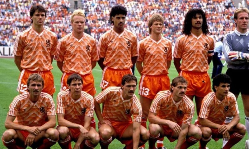 Gesigneerd Arnold Mühren '88 shirt