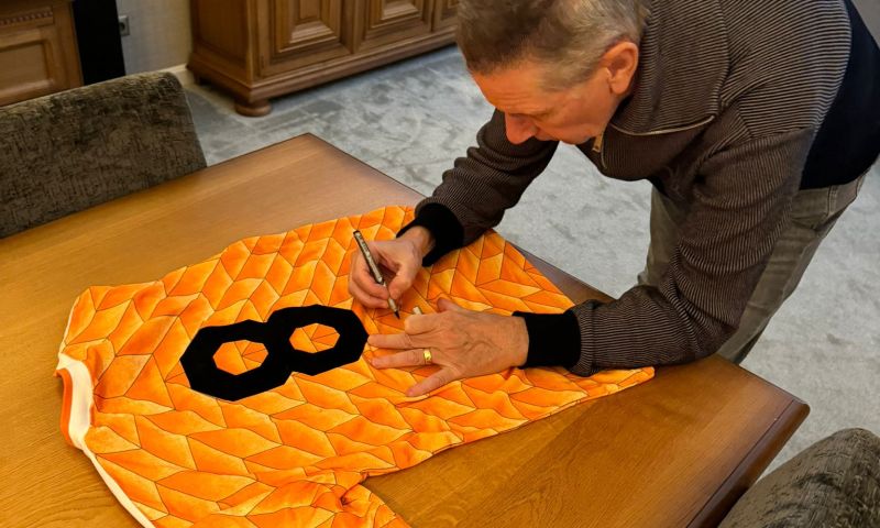 Gesigneerd Arnold Mühren '88 shirt