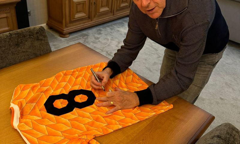 Gesigneerd Arnold Mühren '88 shirt
