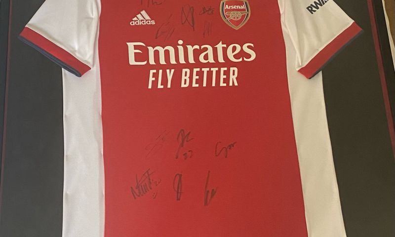 Arsenal signed shirt (Framed)