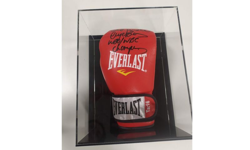 SIGNED BOXING GLOVE BY NIGEL BENN