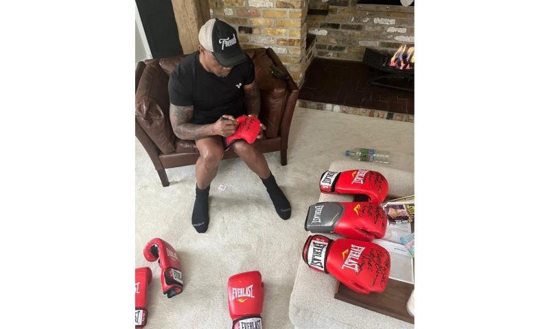 SIGNED BOXING GLOVE BY NIGEL BENN