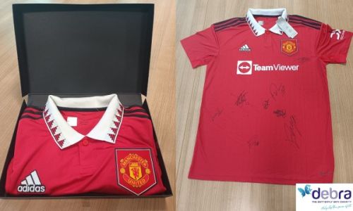 MANCHESTER UNITED FOOTBALL SHIRT SIGNED BY THE CURRENT MANCHESTER UNITED FC TEAM