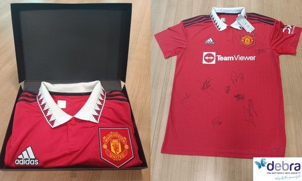 MANCHESTER UNITED FOOTBALL SHIRT SIGNED BY THE CURRENT MANCHESTER UNITED FC TEAM