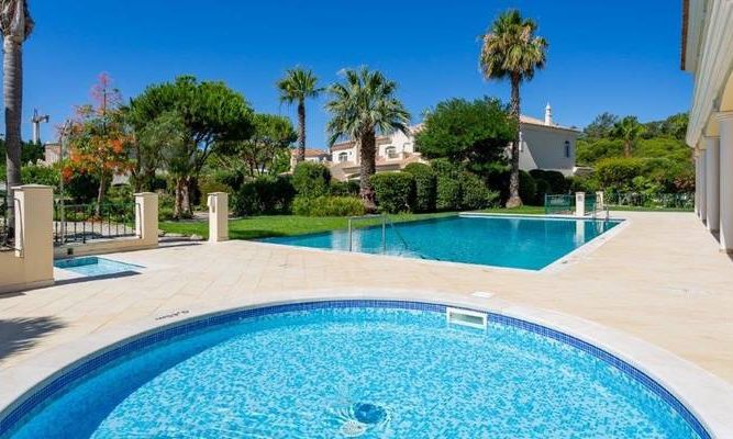 Week Stay In A Stunning Villa in Quinta Do Lago, Portugal for 6 People