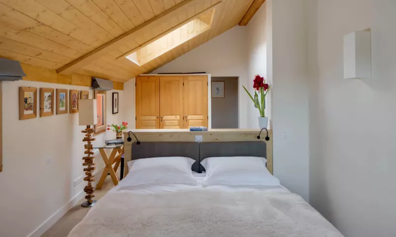 LOT 9 - Five-Night Stay for Sixteen Guests at Chalet Le Yeti